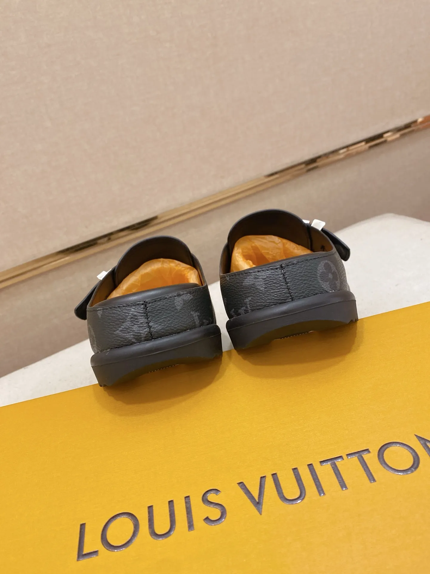 Men's shoes💰: 200💰38-45, LV Easy 2025 new men's casual sandals and slippers, made of suede cow leather, with Monogram pattern to highlight the trendy style. Adjustable straps illuminated with LV letters, while a resilient insole and micro outsole provide lightweight comfort. Made of suede cow leather with embossed Monogram pattern and brand element metal hardware✅Adjustable straps➕Tough insole‼ ️Micro outsole. Comfortable and easy to wear‼ ️